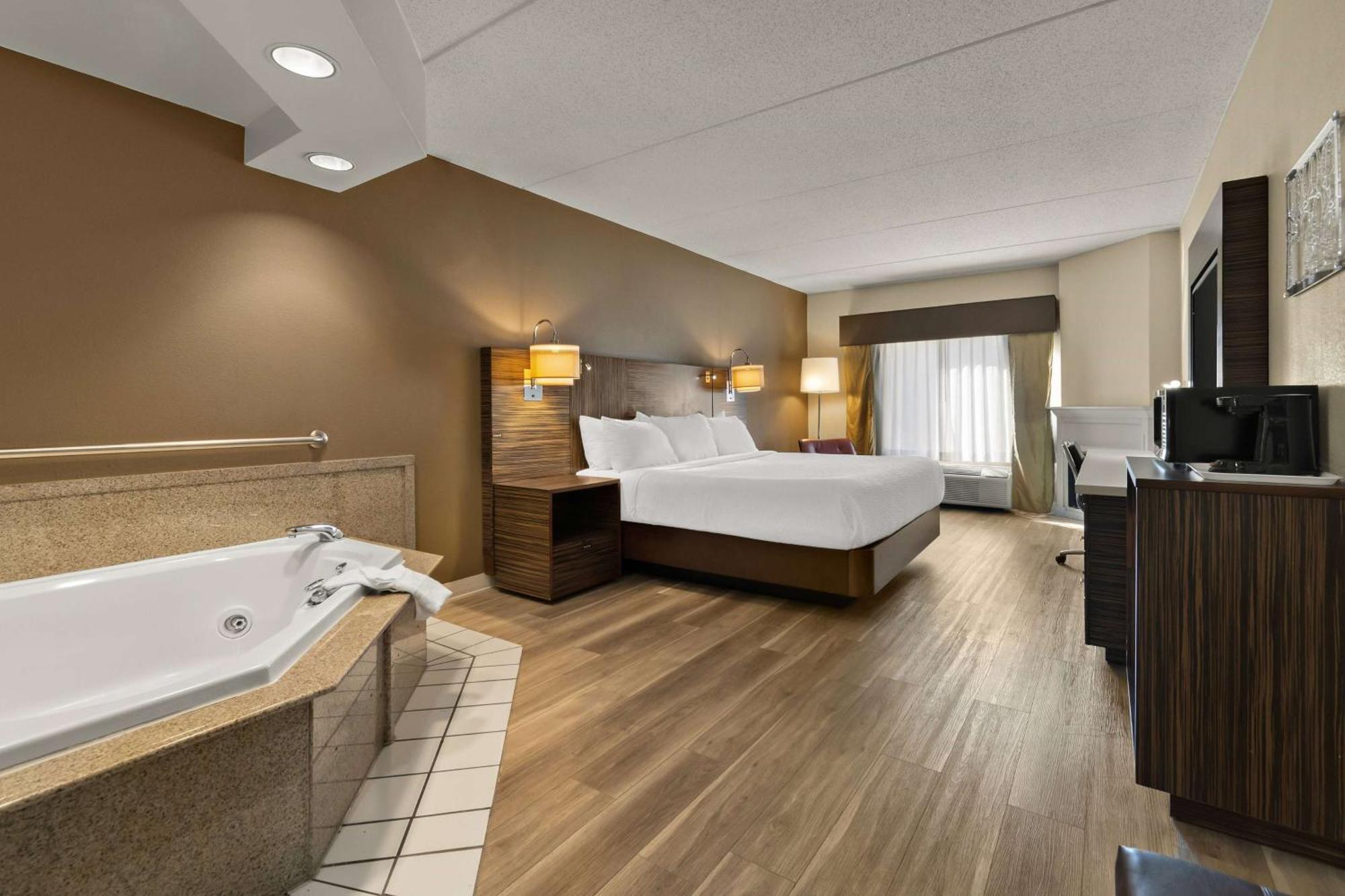 Ramada By Wyndham Harrisburg/Hershey Area Exterior photo